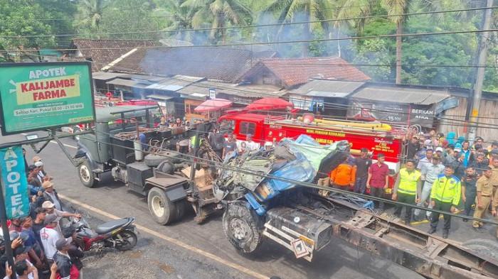 EVAKUASI - Suasana mobil derek mengevakuasi kendaraan yang terlibat kecelakaan di Desa Kalijambe, Kecamatan Bener, Kabupaten Purworejo, Selasa (11/11/2025). Akibat kecelakaan itu, satu orang meninggal dan tiga terluka.