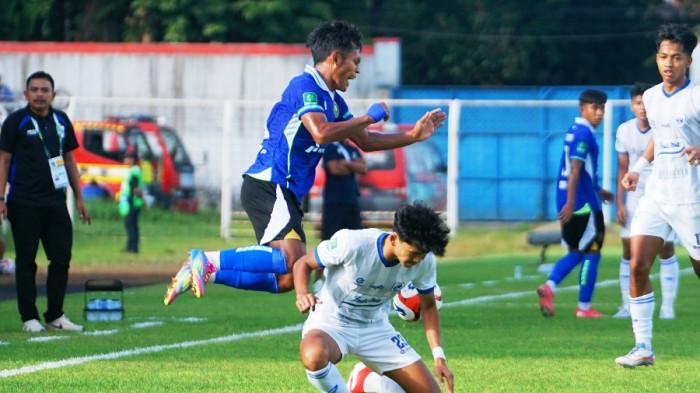 BEREBUT BOLA - Pemain PSIS Semarang Darel Valentino dengan pemain Persiku Kudus Crah Angger berebut bola dalam pertandingan kedua tim pada lanjutan Grup Timur Pegadaian Championship 2025/2026 di Stadion Wergu Wetan Kudus, Selasa (11/11/2025). PSIS kalah 3-0 dalam laga ini.