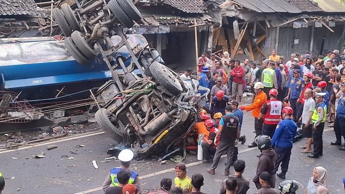 KECELAKAAN: Kecelakaan lalu lintas terjadi di wilayah Kabupaten Purworejo, Jawa Tengah, Selasa (11/11/2025) pagi. (KOMPAS.COM/BAYU APRILIANO)