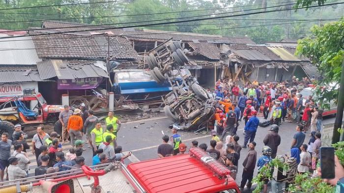 KECELAKAAN - Kecelakaan truk tangki pengangkut solar bernomor polisi H 9862 OF dan mobil Suzuki Carry dengan nomor polisi AA 1726 BA.di Jalan Raya Purworejo–Magelang, tepatnya di depan Pasar Kalijambe, Desa Kalijambe, Kecamatan Bener, Kabupaten Purworejo, Jawa Tengah, Selasa (11/11/2025) pagi sekitar pukul 05.00 WIB. (KOMPAS.COM/BAYU APRILIANO )