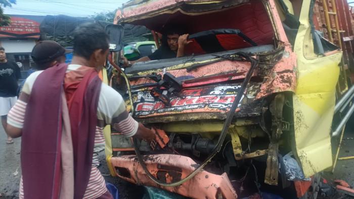 EVAKUASI - Warga membantu proses evakuasi sopir Mitsubishi Light dalam kecelakaan di Pantura Gemuh Kendal, Selasa (11/11/2025). Tidak ada korban jiwa dalam kecelakaan ini.