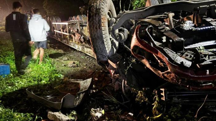 TERBALIK - Kondisi truk kontainer terguling di Kompleks TPU Ngemplak JLS Salatiga, Rabu (12/11/2025) petang. Truk diduga mengalami rem blong.