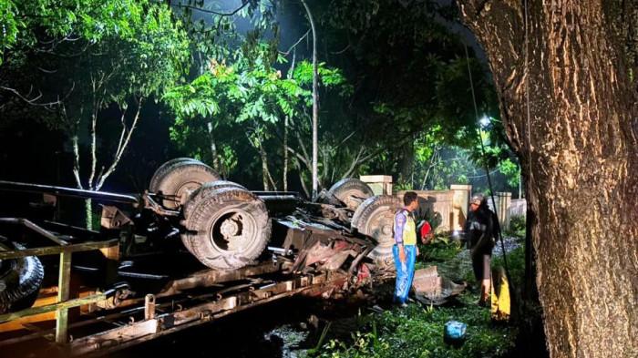 20251112 _ Truk Terguling di Ngemplak JLS Salatiga