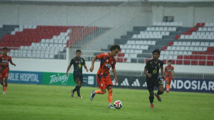 HUJAN - Pemain Kendal Tornado FC Felipe Riyan menggiring bola dibayangi pemain Barito Putera Bayu Pradana saat kedua tim bertanding di Stadion Jatidiri Semarang, Rabu (12/11/2025). Hujan deras membuat permainan kedua tim berjalan dalam tensi tinggi.