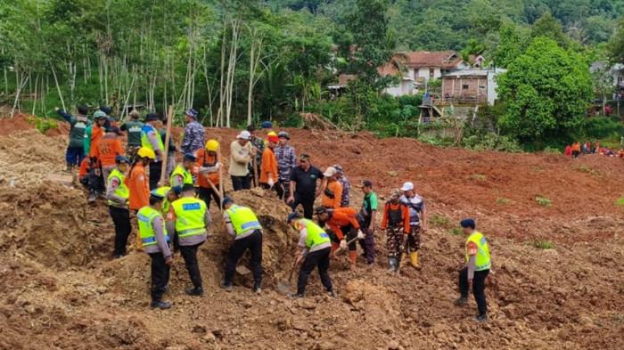 MENCARI KORBAN - Tim gabungan berjibaku mencari korban longsor di Dusun Tarukahan, Desa Cibeunying, Kecamatan Majenang, Kabupaten Cilacap, Jumat (14/11/2025) sore.