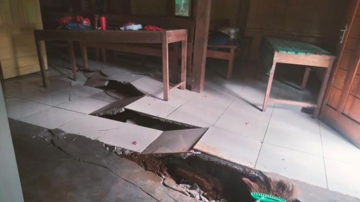 20251114 _ Rumah Warga Sumpiuh Banyumas Rusak Karena Pergerakan Tanah