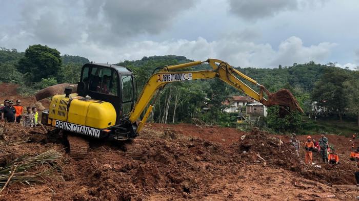 PENCARIAN KORBAN - Tim SAR Gabungan menggunakan alat berat melakukan pencarian korban hilang akibat longsor di Dusun Tarukahan, Desa Cibeunying, Kecamatan Majenang, Kabupaten Cilacap, Jumat (14/11/2025). Sebanyak 20 orang masih dilakukan pencarian.