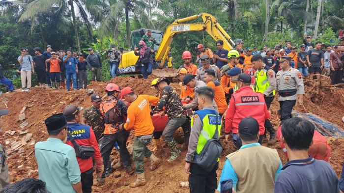 LONGSOR MAJENANG - Evakuasi korban tanah longsor di Desa Cibeunying, Kecamatan Majenang, Kabupaten Cilacap, terus berlangsung sepanjang Jumat (14/11/2025). Korban yang ditemukan adalah atas nama Yuni.