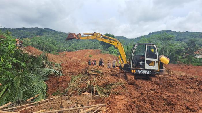 LONGSOR MAJENANG - Alat berat saat proses pencarian korban longsor di Desa Cibeunying, Kecamatan Majenang, Kabupaten Cilacap masih terus berlangsung, Jumat (14/11/2025). 
Kepala Basarnas Pos SAR Cilacap, M Abdullah menjelaskan, longsoran besar yang terjadi pada Kamis (13/11/2025) malam menyapu area seluas kurang lebih 32.000 meter persegi.