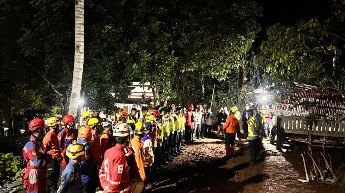 PENCARIAN KORBAN - Tim SAR Gabungan melakukan pencarian korban tanah longsor di Majenang, Cilacap. (Dok. Basarnas Cilacap)