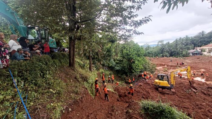 PENCARIAN KORBAN - Upaya pencarian korban tanah longsor di Desa Cibeunying, Kecamatan Majenang, Kabupaten Cilacap yang memasuki hari ketiga, Sabtu (15/11/2025). Dengan mengerahkan 9 anjing pelacak dan 9 alat berat. 