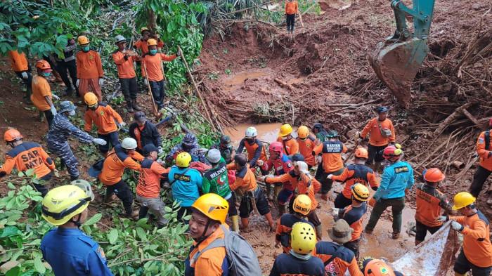 20251115_Evakuasi korban longsor yang ditemukan