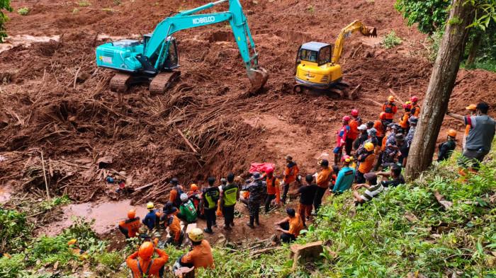 20251115_Operasi pencarian korban tanah longsor Cilacap 1