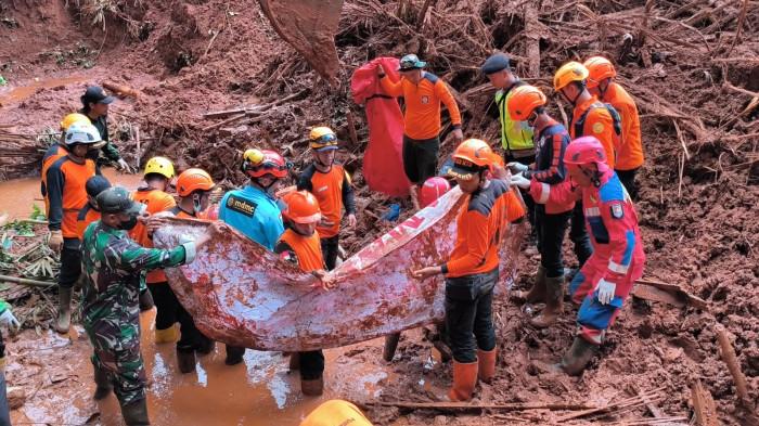 20251115_Tim sar temukan korban Longsor 1