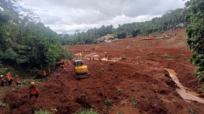 PENCARIAN HARI KETIGA - Upaya pencarian korban tanah longsor di Desa Cipendeuy, Kecamatan Majenang, Kabupaten Cilacap memasuki hari ketiga, Sabtu (15/11/2025). Dengan mengerahkan 9 anjing pelacak dan 9 alat berat.