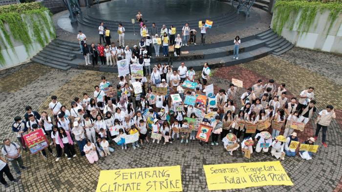 KRISIS IKLIM -  Ratusan warga Semarang melakukan aksi Semarang Climate Strike atau aksi Jeda Untuk Iklim 2025, di Jalan Pahlawan, Jumat (14/11/2025). 