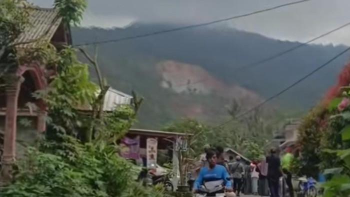 LONGSOR - Potret longsor di Dukuh Situkung, Desa Pandanarum, Kecamatan Pandanarum, Kabupaten Banjarnegara, Minggu (16/11/2025) sore.