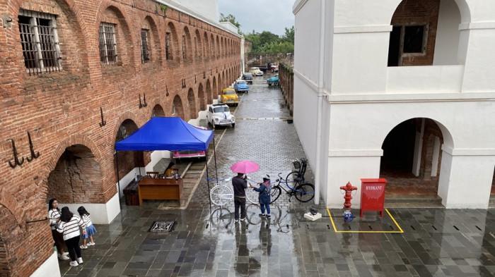 20251116 _ Pengunjung Nikmati Keindahan Benteng Pendem Ambarawa