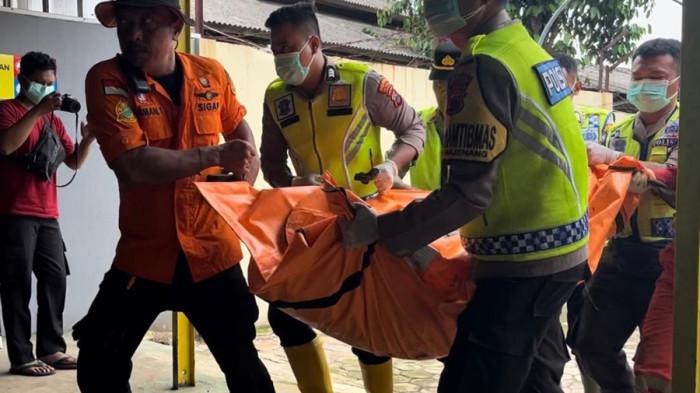 KORBAN LONGSOR - Satu jenazah tiba di RSUD Majenang, hasil evakuasi terbaru dari lokasi longsor di Desa Cibeunying, Kecamatan Majenang, Kabupaten Cilacap, Minggu (16/11/2025). Korban longsor itu bernama Karsinah (47).