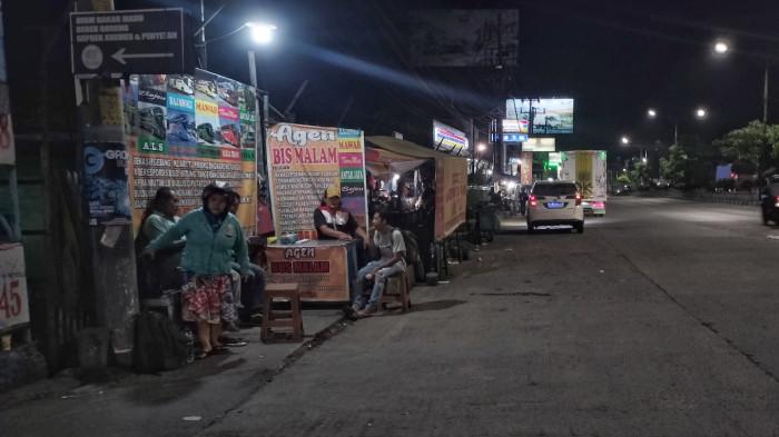 ILUSTRASI - Agen bus malam di kawasan Jalan Siliwangi, dari pantauan di lapangan beberapa warga dengan beberapa barang bawaannya terlihat menunggu di Toko Agen Bus