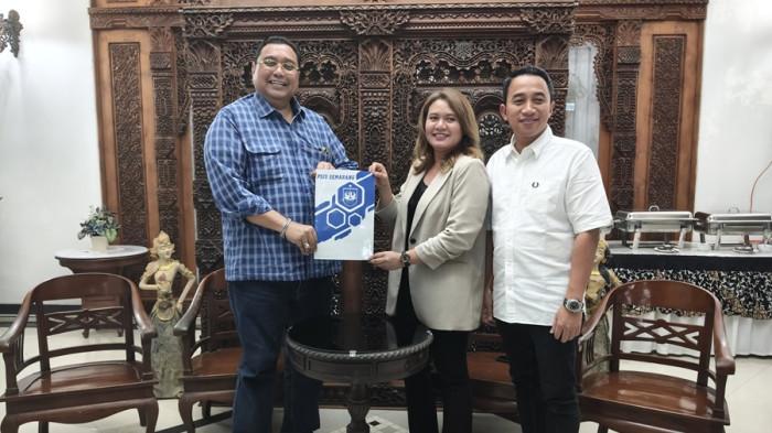 PEMILIK BARU - Juru bicara pengendali saham mayoritas PT Mahesa Jenar Semarang, Joni Kurnianto (Kiri) beserta investor baru Datu Nova Fatmawati (Dua dari kanan) ditemani sang suami berfoto bersama seusai pertemuan kedua belah pihak di Semarang, Senin (17/11/2025) malam.