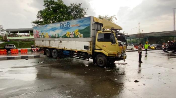 MELINTANG - Truk boks melintang seusai menabrak empat kendaraan jelang Exit Tol Bawen, Kabupaten Semarang, Senin (17/11/2025) sore. Kecelakaan karambol tersebut melibatkan lima kendaraan dan membuat arus lalu lintas di jalur Semarang–Solo sempat tersendat.