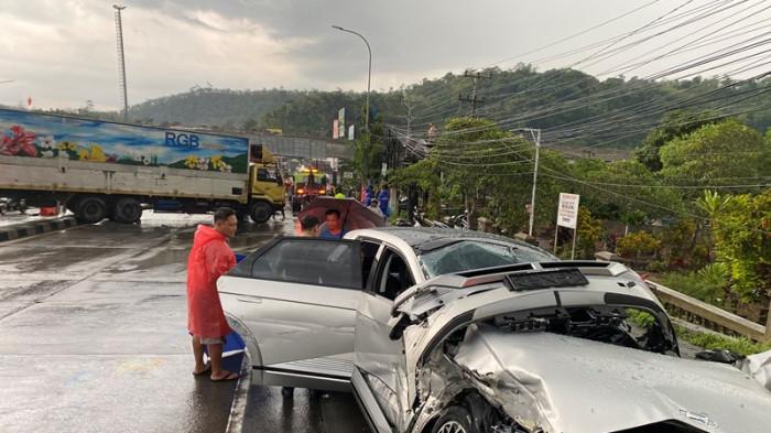 RINGSEK - Mobil Ioniq 5 ringsek seusai tertabrak truk boks tronton di kawasan Exit Tol Bawen (jalur Semarang-Solo), Bawen, Kabupaten Semarang pada Senin (17/11/2025) sore. Kecelakaan itu melibatkan total lima kendaraan.