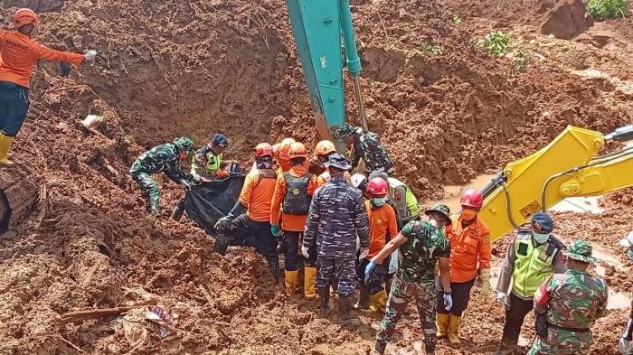 EVAKUASI KORBAN - Tim SAR gabungan mengevakuasi korban tanah longsor yang ditemukan di worksite A2, Senin (17/11/2025), Desa Cibeuying, Kecamatan Majenang, Kabupaten Cilacap.