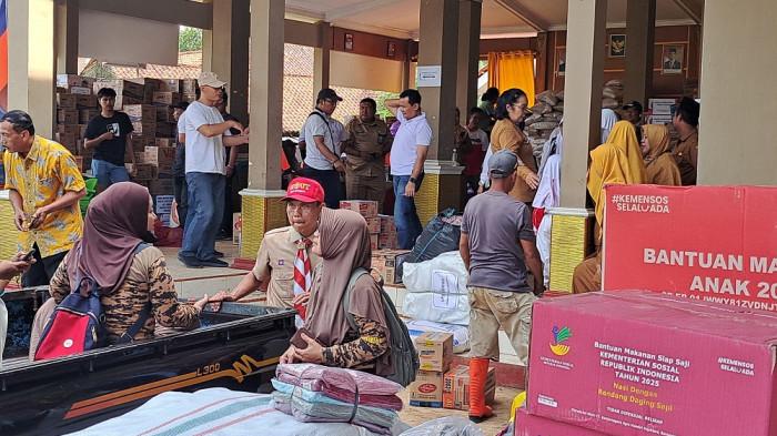 BANTUAN LONGSOR - Bantuan yang silih berganti bagi warga terdampak longsor memberikan bantuan korban longsor di Desa Cibeunying, Kecamatan Majenang, Kabupaten Cilacap, Selasa (18/11/2025). 