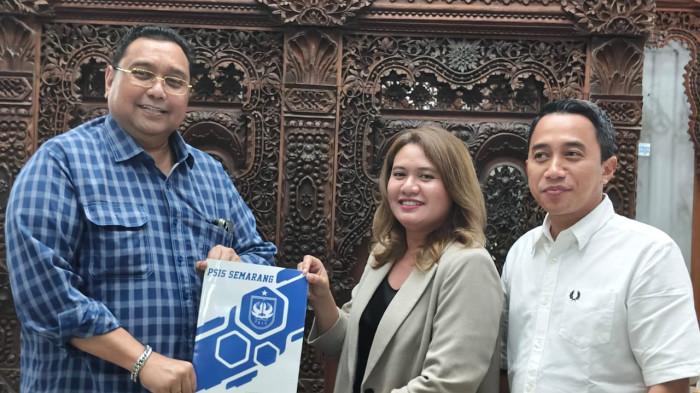 PEMILIK BARU - Juru bicara pengendali saham mayoritas PT Mahesa Jenar Semarang, Joni Kurnianto (Kiri) beserta investor baru Datu Nova Fatmawati (Dua dari kanan) ditemani sang suami berfoto bersama seusai pertemuan kedua belah pihak di Semarang, Senin (17/11/2025) malam.