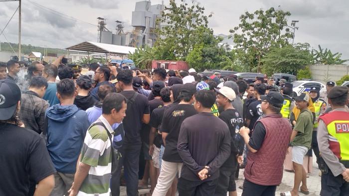 DEMO WARGA: Puluhan warga Desa Jiken, Kecamatan Jiken, Kabupaten Blora, menggelar demonstrasi di depan PT Pentawira Agraha Sakti, Jumat (14/11/2025). Dalam demo tersebut, warga menyampaikan beberapa tuntutan. (Iqbal/Tribunjateng)