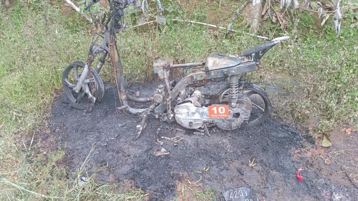 Maling di Pati Menyaru Jadi Kurir Paket, Endingnya Motor Hangus Dibakar Warga