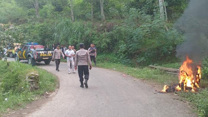 MOTOR PENCURI DIBAKAR - Motor terduga pelaku pencurian di Dukuh Pangonan, Desa Gunungsari, Kecaman Tlogowungu, Pati, hangus, diduga dibakar oleh massa yang marah, Selasa (18/11/2025).