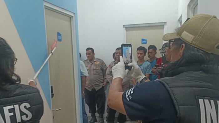 PROSES EVAKUASI - Kepolisian melakukan evakuasi mayat perempuan berinisial DDL di sebuah kamar hotel Jalan Telaga Bodas Raya Nomor 11 Karangrejo, Gajahmungkur, Kota Semarang, Senin (17/11/2025). Korban merupakan dosen muda di Universitas 17 Agustus 1945 Semarang (Untag) yang ditemukan tewas pertama kali oleh seorang polisi berpangkat AKBP.