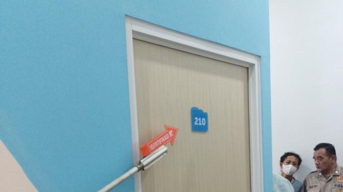 PROSES EVAKUASI -  Kepolisian melakukan evakuasi mayat perempuan berinisial DDL di sebuah kamar hotel Jalan Telaga Bodas Raya Nomor 11 Karangrejo, Gajahmungkur, Kota Semarang, Senin (17/11/2025). Korban merupakan dosen muda di Universitas 17 Agustus 1945 Semarang (Untag)  yang ditemukan tewas pertama kali oleh seorang polisi berpangkat AKBP.