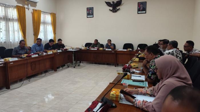 AUDIENSI - Aliansi Masyarakat Dengkek Bersatu (AMDB) beraudiensi dengan Komisi A DPRD Pati dan beberapa instansi terkait, Selasa (18/11/2025). Mereka membahas kasus penyelewengan anggaran Desa Dengkek, Kecamatan Pati. (Tribun Jateng/Mazka Hauzan Nauval)