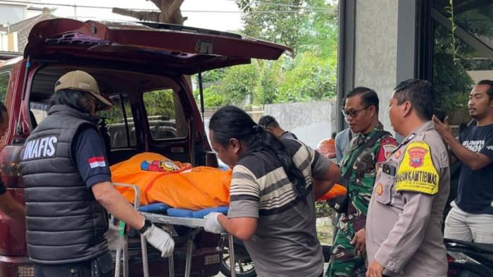 PROSES EVAKUASI - Kepolisian melakukan evakuasi mayat perempuan berinisial DDL di sebuah kamar hotel Jalan Telaga Bodas Raya Nomor 11 Karangrejo, Gajahmungkur, Kota Semarang, Senin (17/11/2025). Korban merupakan dosen muda di Universitas 17 Agustus 1945 Semarang (Untag) yang ditemukan tewas pertama kali oleh seorang polisi berpangkat AKBP.