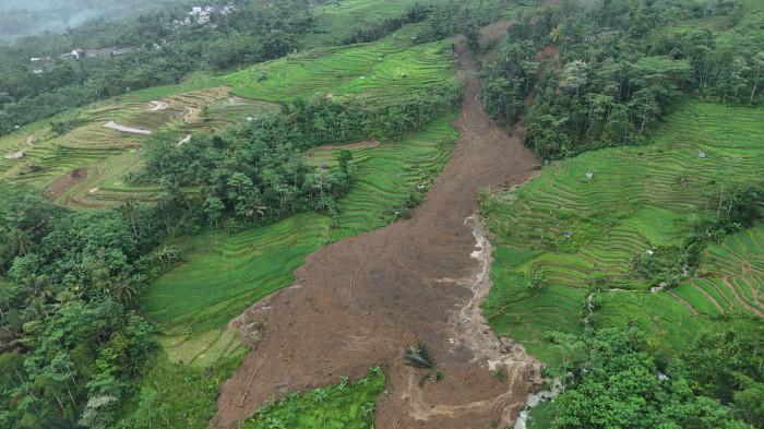 LONGSOR — Lokasi terdampak tanah longsor di Dusun Situkung, Desa Pandanarum, Kecamatan Pandanarum, Kabupaten Banjarnegara yang diambil menggunakan drone.