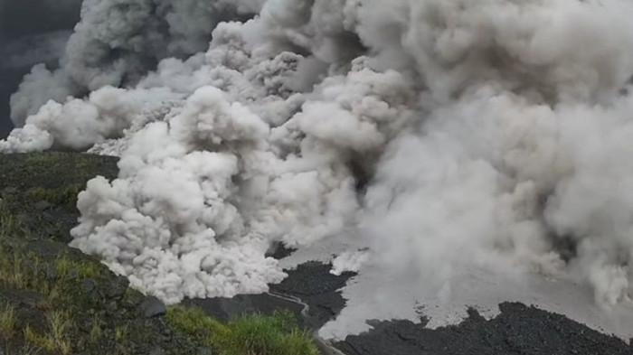 20251119 _ Guguran Awan Panas Erupsi Gunung Semeru