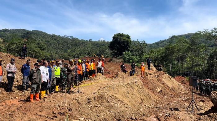 PIMPIN APEL - Menteri Dalam Negeri, Titi Karnavian memimpin apel pencarian korban tanah longsor di Desa Cibeunying, Majenang, Rabu (19/11/2025).