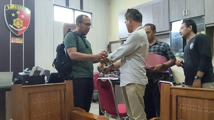 DIBORGOL - Kades non aktif Desa Kebonagung Saefudin saat digelandang dari Polres Brebes ke Lapas Brebes dengan tangan terborgol.