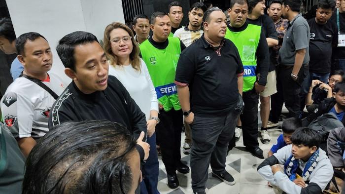 TEMUI OWNER BARU - Puluhan suporter Panser Biru menemui owner baru PSIS Semarang, Datu Nova Fatmawati beserta suami Fariz Julinar usai laga PSIS vs Persipura Jayapura, Selasa (18/11/2025)