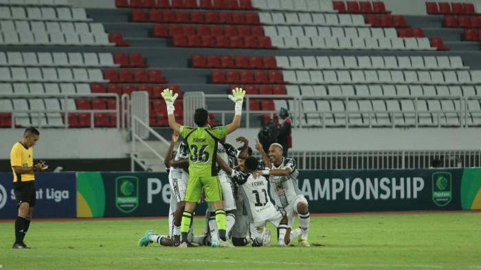 HANCURKAN PSIS - Persipura Jayapura sukses mengandaskan perlawanan PSIS Semarang dengan skor 4-0 di Stadion Jatidiri Semarang, Selasa (18/11/2025).