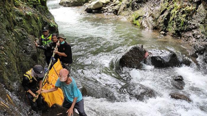 Sandal Jadi Petunjuk Keberadaan Amin, Tewas Tersangkut Bebatuan Sungai Terong Kendal