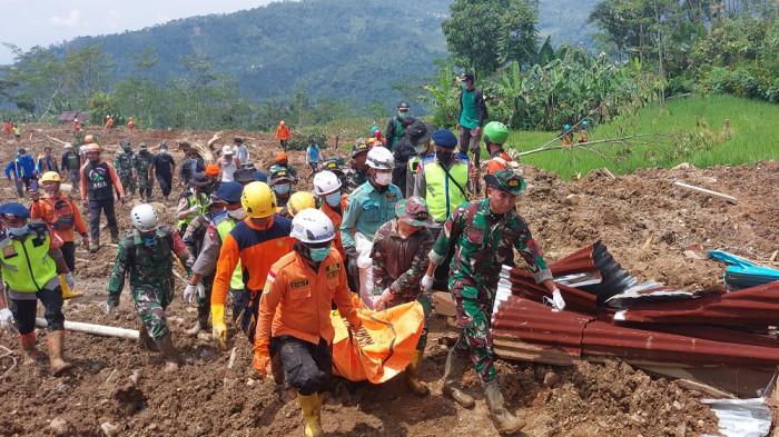 EVAKUASI. Tim SAR Gabungan mengevakuasi jenazah korban tanah longsor di Dusun Situkung Desa/Kecamatan Pandanarum Kabupaten Banjarnegara Jawa Tengah, Kamis (20/11/2025) siang.