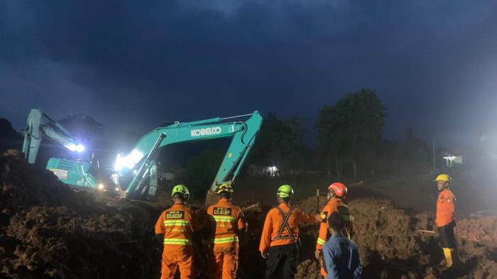 Longsor Majenang - Tim SAR gabungan terus melakukan pencarian korban tanah longsor di Desa Cibeunying Majenang hingga malam hari, Kamis (20/11/2025).