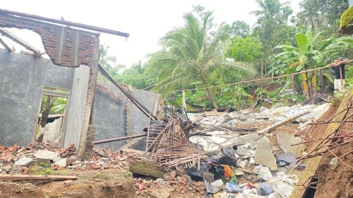 RUMAH RUSAK: Kondisi rumah warga Desa Maribaya, Kecamatan Karanganyar, Kabupaten Purbalingga, yang terdampak tanah bergerak, Kamis (20/11/2025). Retakan besar terus meluas di area permukiman, menyebabkan puluhan rumah rusak dan memaksa sejumlah keluarga harus mengungsi ke tempat aman. (TRIBUNJATENG/Farah Anis Rahmawati)