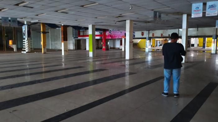 MORO PURWOKERTO - Aktifitas pembersihan dan renovasi di Moro Purwokerto, Rabu (19/11/2025). Ada rencana akan digunakan untuk kegiatan Jateng Fair selama 3 bulan dari 20 Desember 2025 sampai 20 Maret 2026. 