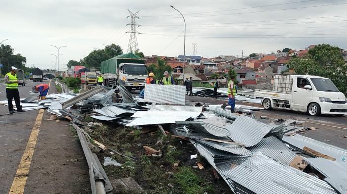 LAKA LANTAS - Kondisi Tol 432C Gayamsari usai adanya laka beruntun yang diduga disebabkan truk trailer