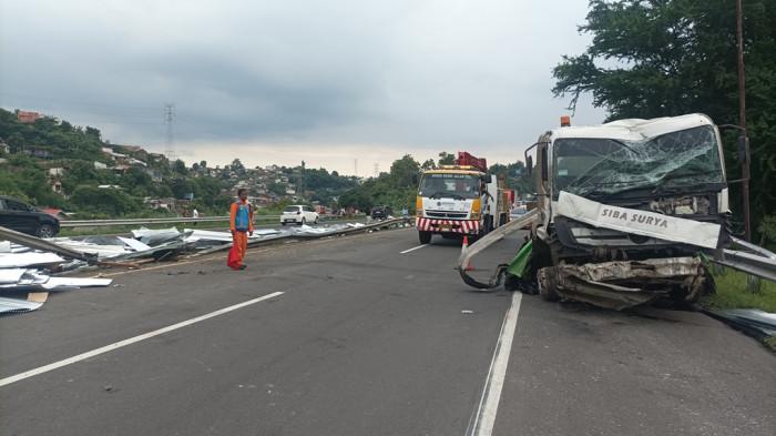 TRUK RINGSEK - Truk trailer bermuatan seng diduga rem blong sehingga menabrak pembatas jalan tol dan menghantam truk tangki yang sedang melintas. (TRIBUN JATENG/Rezanda Akbar D)